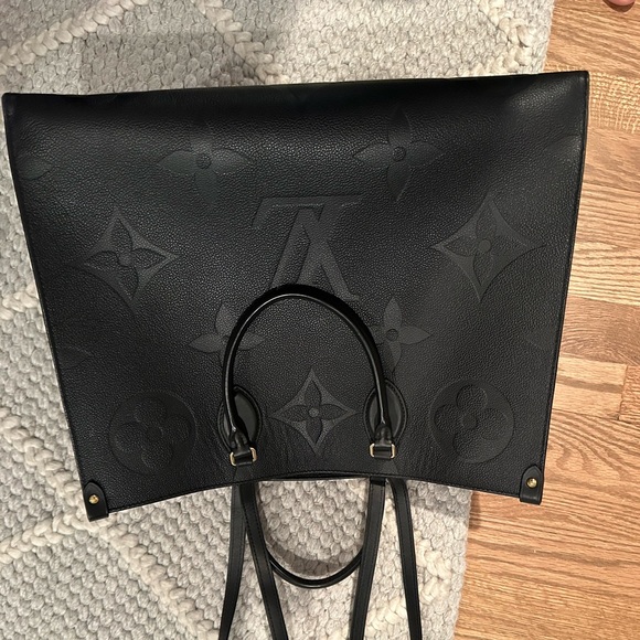 Like new Louis Vuitton OnTheGo GM black square tote. - Picture 6 of 15